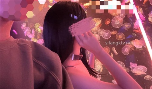 64629-兄妹乱伦 强上破处亲妹妹后续2 中途爸爸还打来了电话 很刺激 按在灶台上操 操的爽 妹妹叫的也很大声 白虎嫩逼.jpg